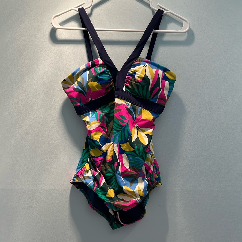 Used Biden swimsuit. Size 10R (US 6). Has some slight pilling. See pictures.